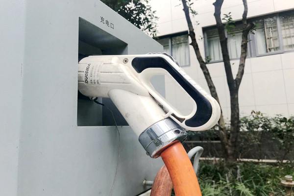 “十一”國慶節(jié)當(dāng)日高速公路新能源汽車充電量達(dá)1748萬千瓦時，創(chuàng)歷史新高