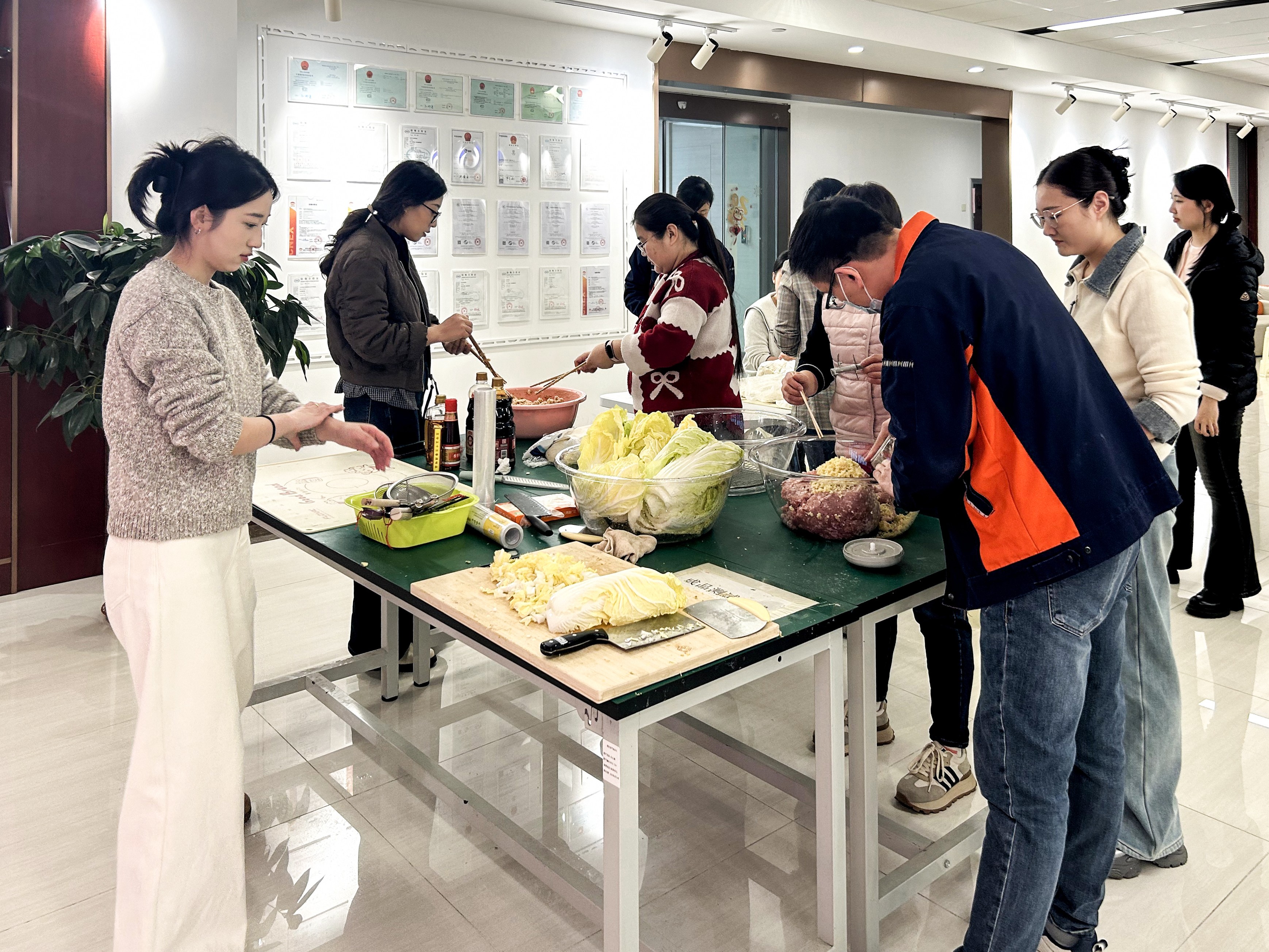 凝聚冬日温情！瑶安集团举办包饺子活动