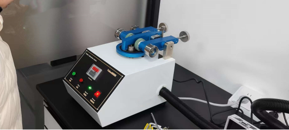 上海理涛赴苏州某有限公司上门培训设备多功能刮擦测试仪和Taber耐磨仪