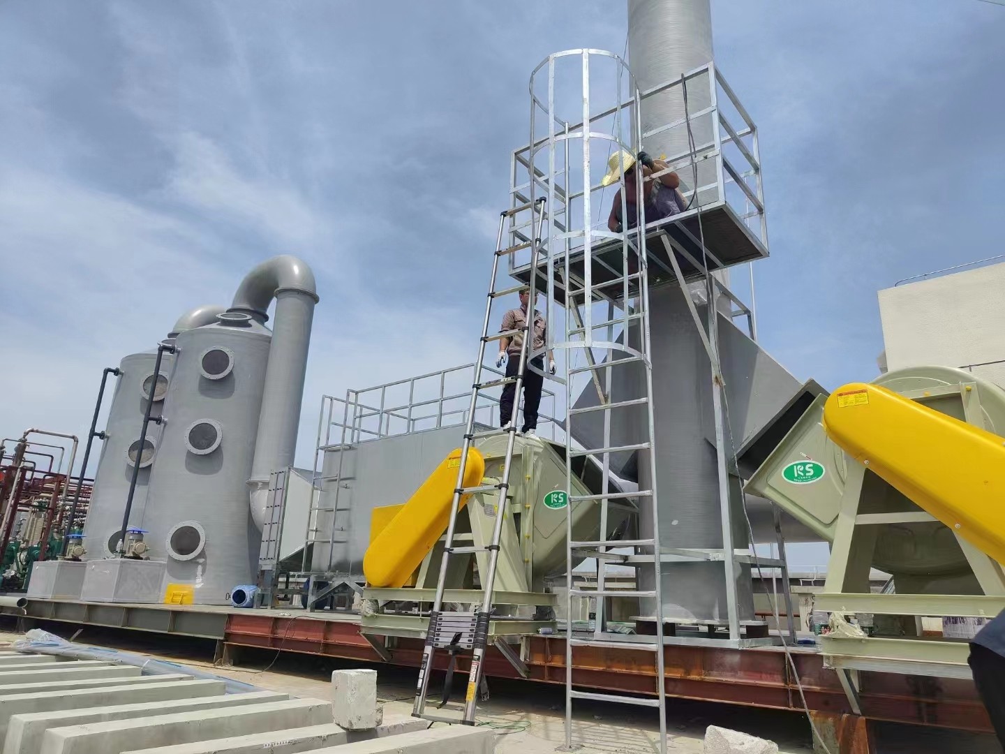 玻璃鋼酸霧凈化塔在工業(yè)環(huán)保治理、廢氣達(dá)標(biāo)排放中的應(yīng)用及實(shí)操要點(diǎn)